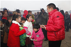 图片中穿红上衣的中年男子就是东贾村陈支书。