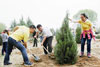 5月6日，长治山月英语学校在滨河游园开展了“我为长治添绿色”为主题的义务植树活动。200余名教职工栽下30余株树苗，为建设美丽长治再添新绿。 徐翔 摄