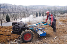 4月7日，在长子县东南沟村的农田里，一位农民开着手扶拖拉机正在犁地。近年来，我市充分发挥农业机械化在农业生产中的作用，积极推广新机具、新技术，使全市农业综合生产力明显提高。吴瑞 摄
