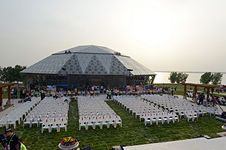 5月18日傍晚，漳泽湖畔的草坪上，一排排整齐的白色座椅静静地沐浴着金色阳光，工作人员忙碌着，为即将到来的中国长治国际微电影节开幕式做最后的准备。 侯满友 摄
