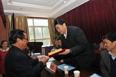 6摄影家协会主席岳峰向名誉主席，顾问颁发聘书.jpg