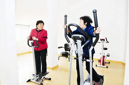 nEO_IMG_老人们在健身室锻炼身体.jpg