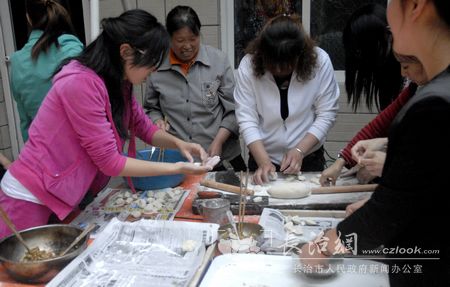 nEO_IMG_7网站记者与特教老师一起为孩子们包饺子.jpg