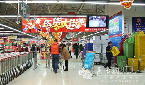 nEO_IMG_1超市的“年货大街”方便顾客选购年货.jpg